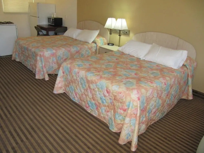 Redwood Inn