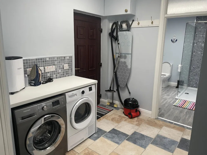 Beautiful 3-bed House in Sunny Killough Down