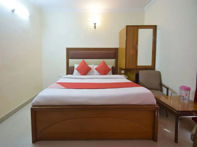 OYO 10229 Hotel Crystal