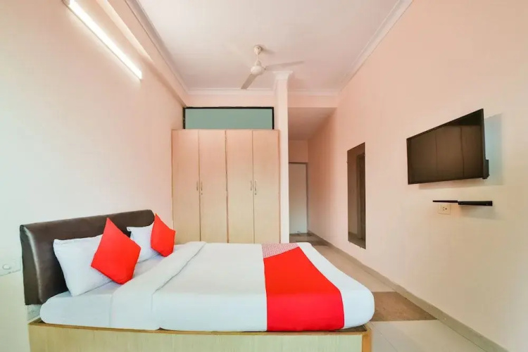Oyo 37212 Hotel Soft Petals By Arn Group