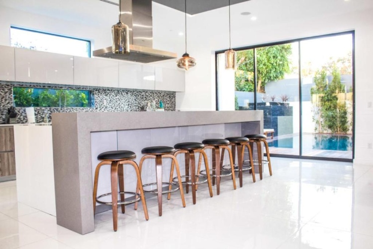 5 Bedrooms Apartment