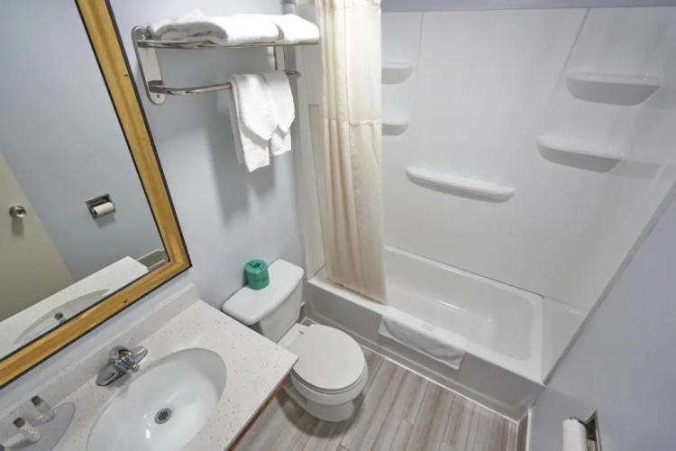 Riverview Inn & Suites