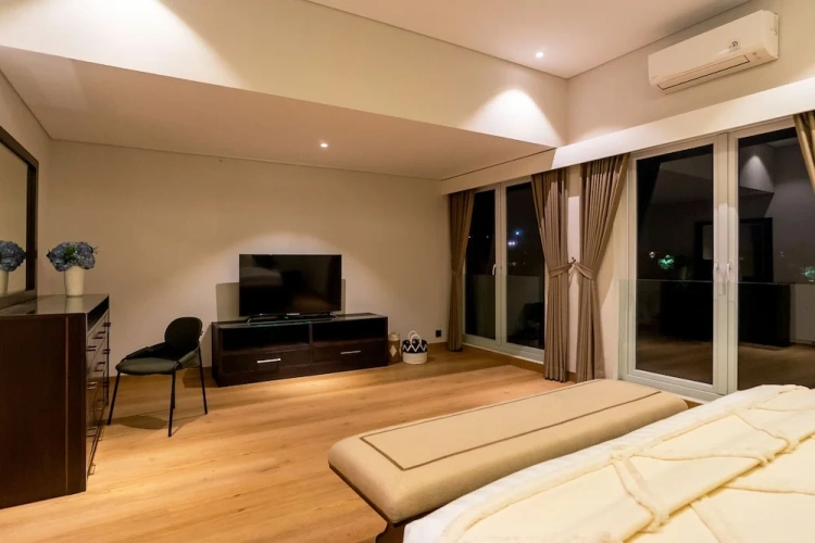 6 Bedrooms Villa