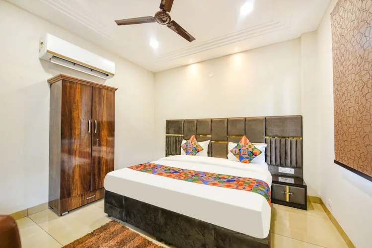 Fabhotel Globe Inn