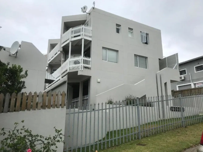 3 Bedrooms Apartment