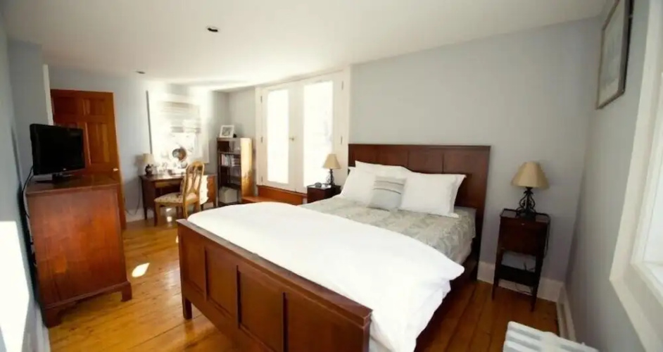 24 East Main Street B&B