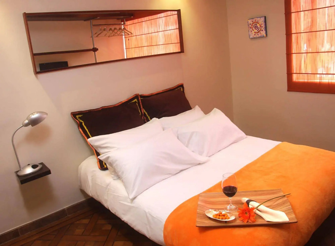 6 Suites Hotel