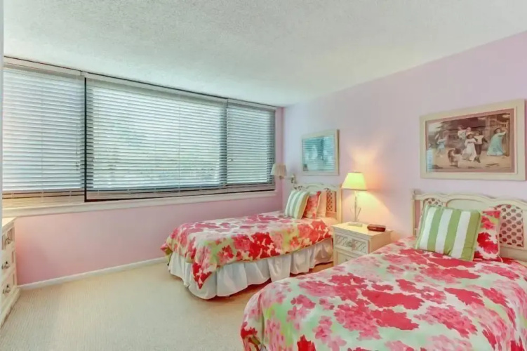 1129 Beach Walker