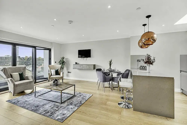 Beautiful Abode In Brentford
