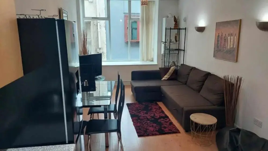 City-center Flat Sleeps 4 With Balcony