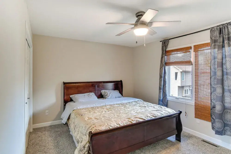 Des Moines Suburb Stay w/ Spacious Layout & Deck!