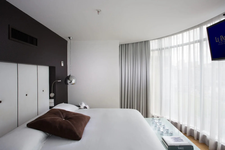 Le Parc Hotel, Beyond Stars