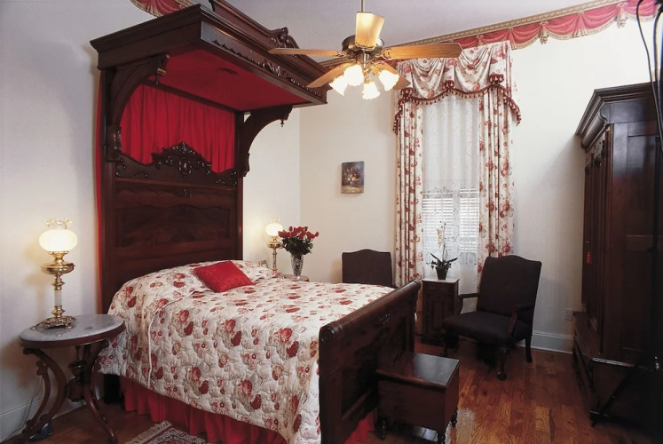 Hubbard Mansion B&B