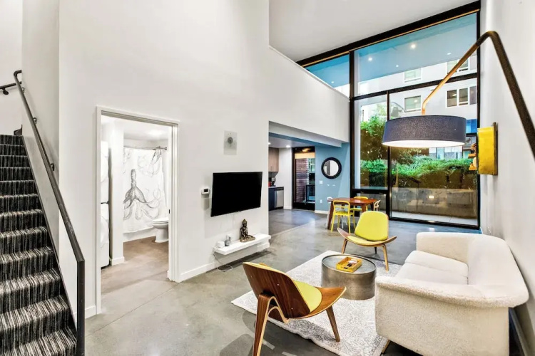 Posh Lofty Pad in Central Redmond