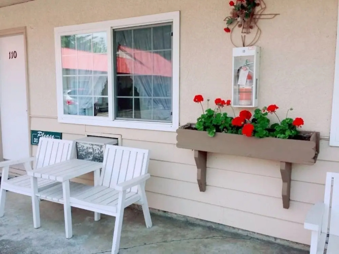 Red Roof Motor Inn