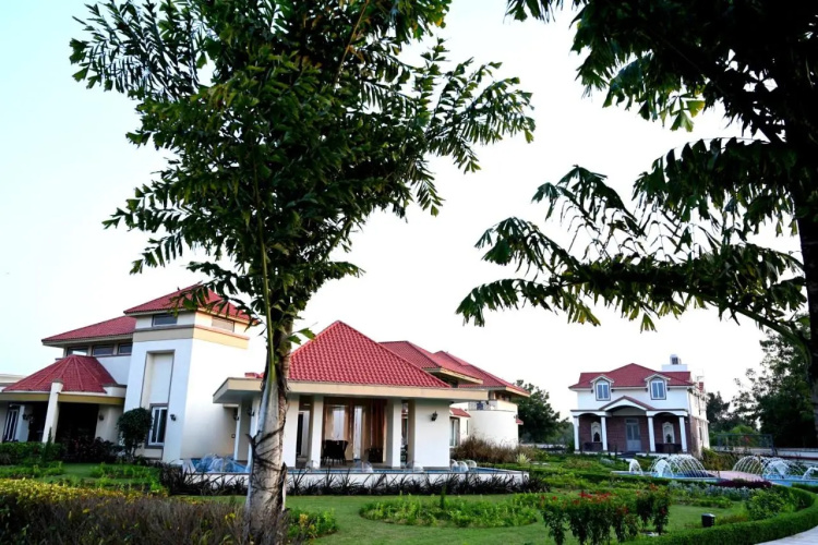 Neonz Resort & Club