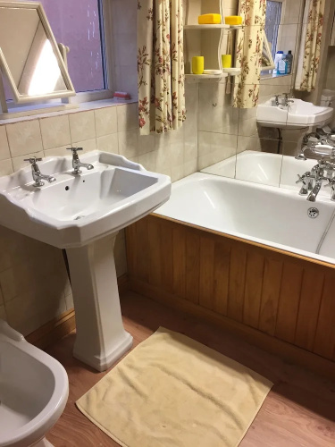 Lowri Cottage Hotel