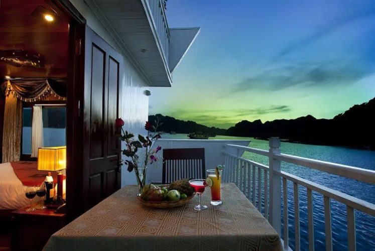 Halong Glory CruiseOver view