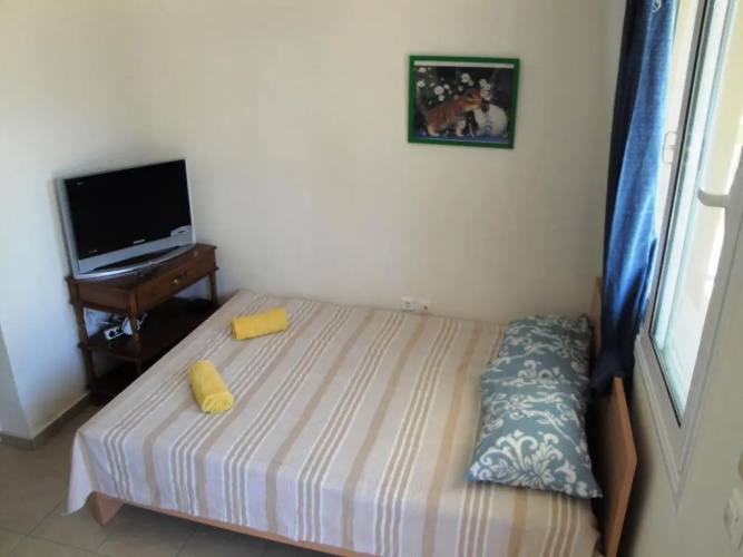 R.A.F. nice studio with garden& parking