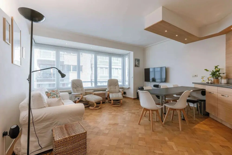 Light-filled Apartment With Lateral sea View