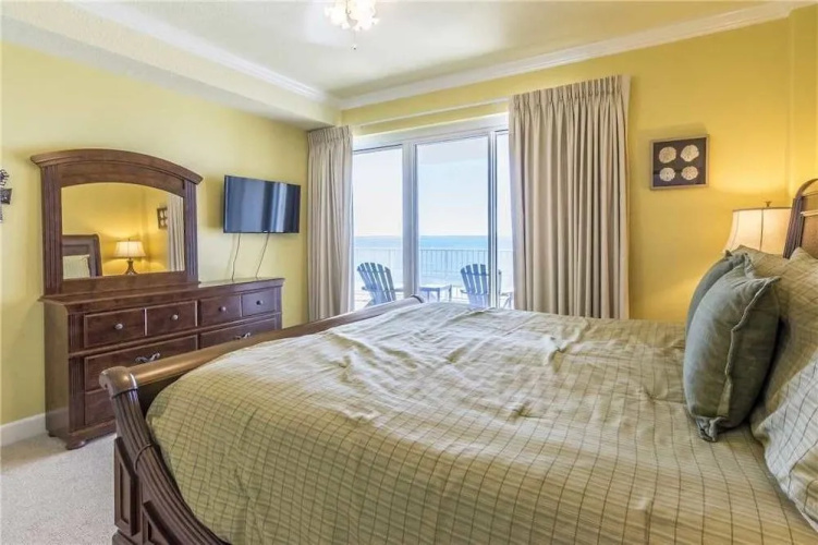 Regency Isle 507 - 2 Br condo by RedAwning