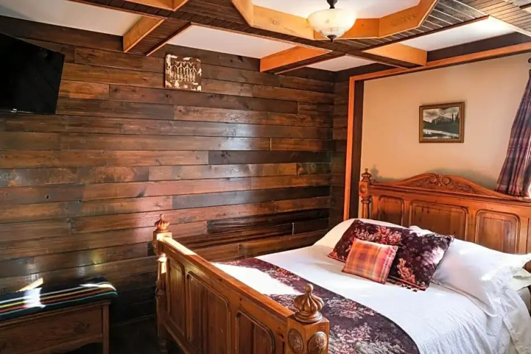 The Cochrane Rockyview Hotel