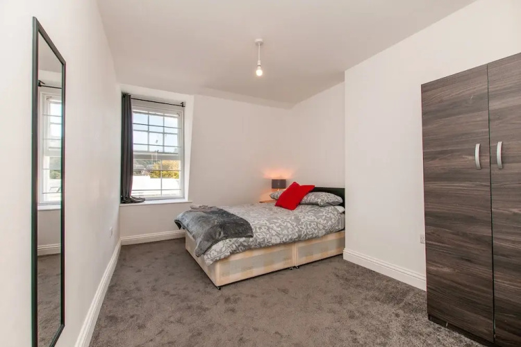 2 Bed Flat in Pedestrianized High Street