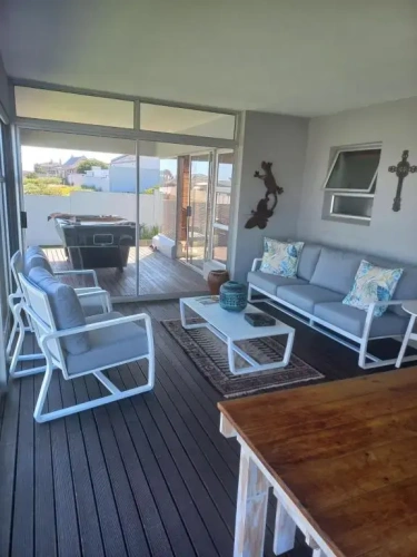 4 Bedrooms Cottage