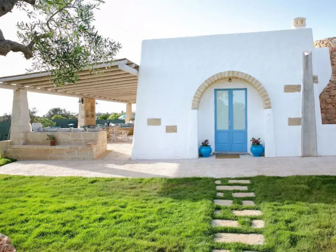Luxurious Villa in Torre Suda with Hot Tub