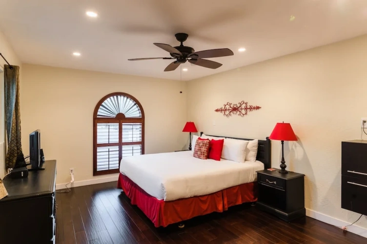4 Bedrooms Villa