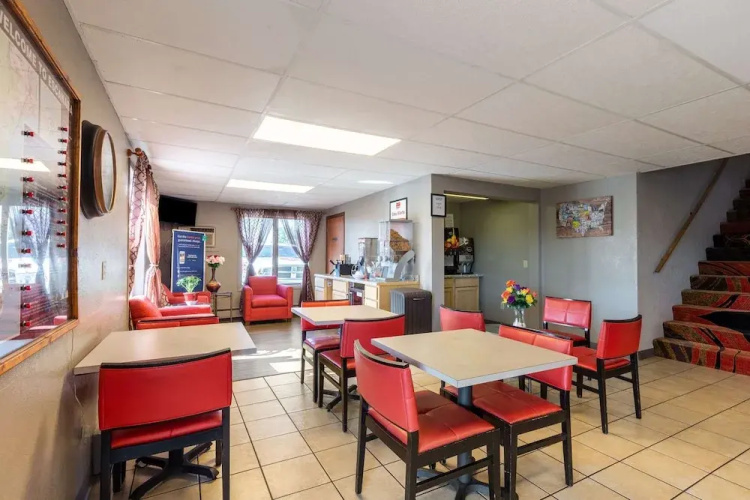 Econo Lodge Inn & Suites
