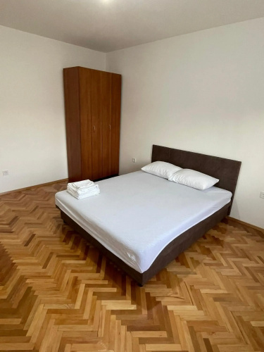 Entire spacious apartment with free parking