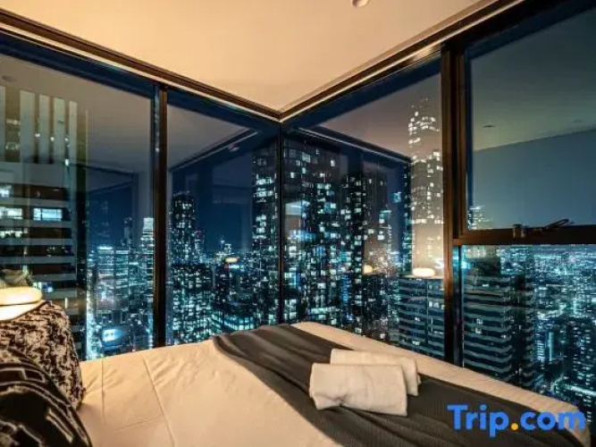 High-Rise CBD Apt L50 | Luxe City Views + Parking