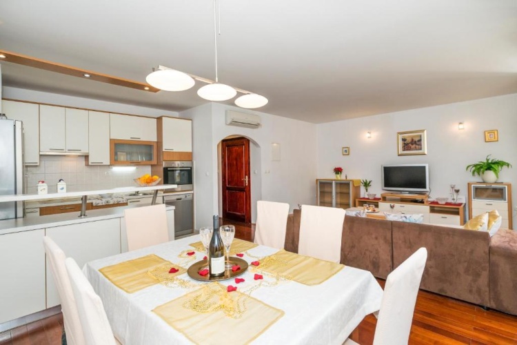 3 Bedrooms Apartment