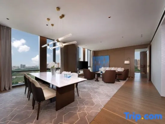 Deluxe Quadruple Suite