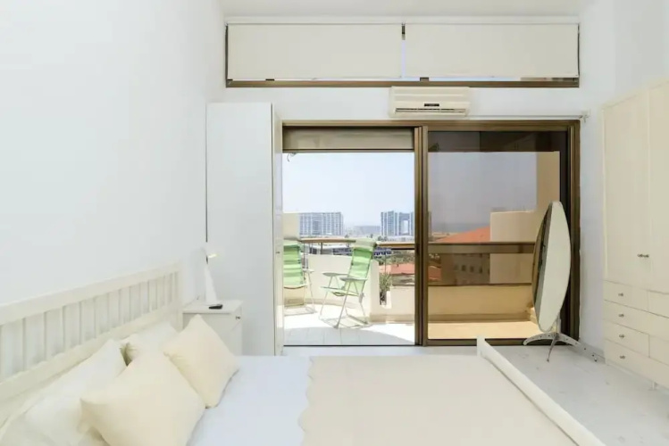 3BR Apt Steps from Sea W Parking