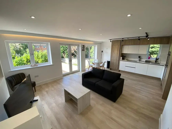 Amazing 2 Bed Flat with Parking