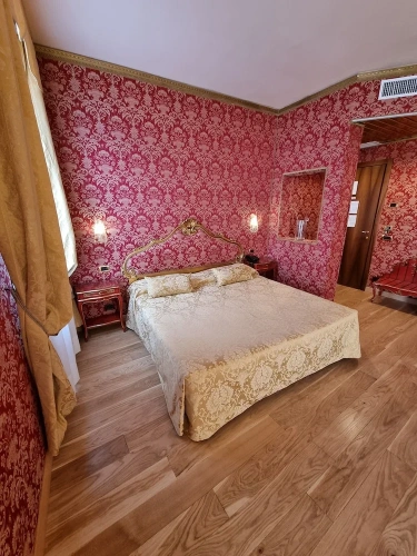 Junior Suite with balcony and with canal view