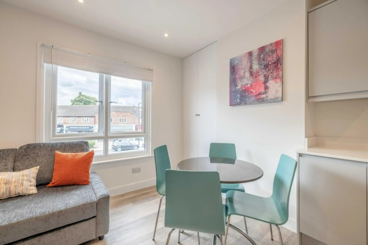 EasyStays - Modern Apartments in Windsor with Parking