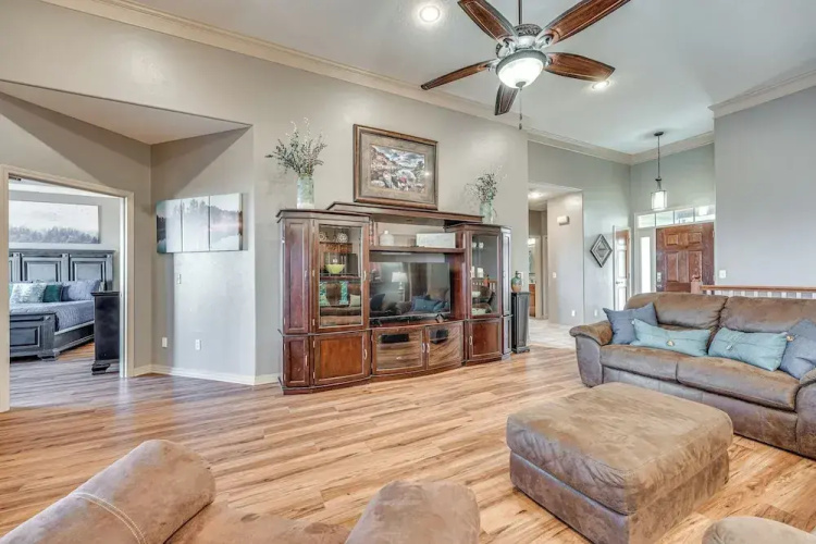 Relax Fireside: Branson West Gem w/ Hot Tub Access