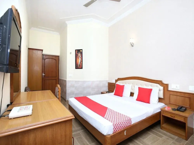 OYO 16376 Hotel Paras