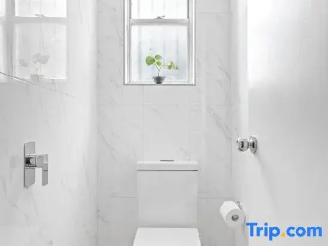 Cozy & Well-Located Room – Steps from Transit & University