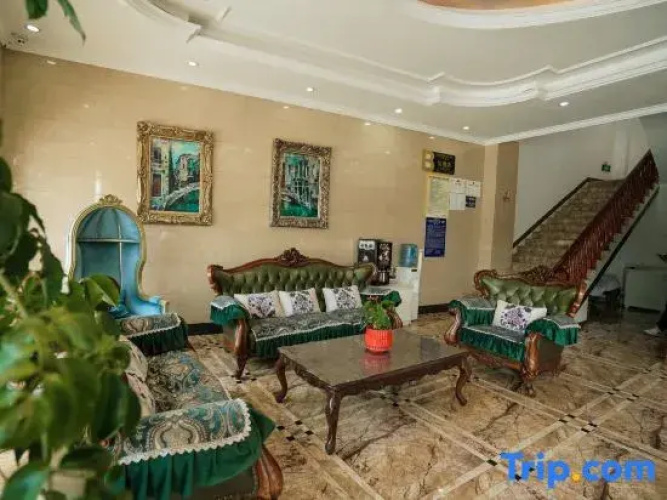 CLOUDS Hotel (Luoping Margaret)