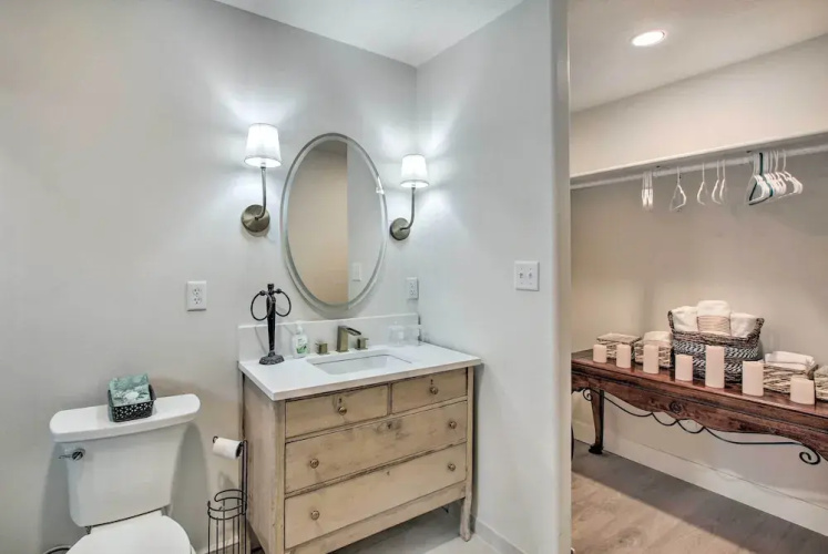 Cozy + Chic Abode ~ 11 Mi to Bloomington Lake