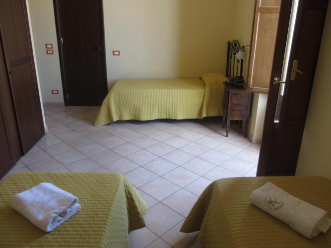 Standard Triple room