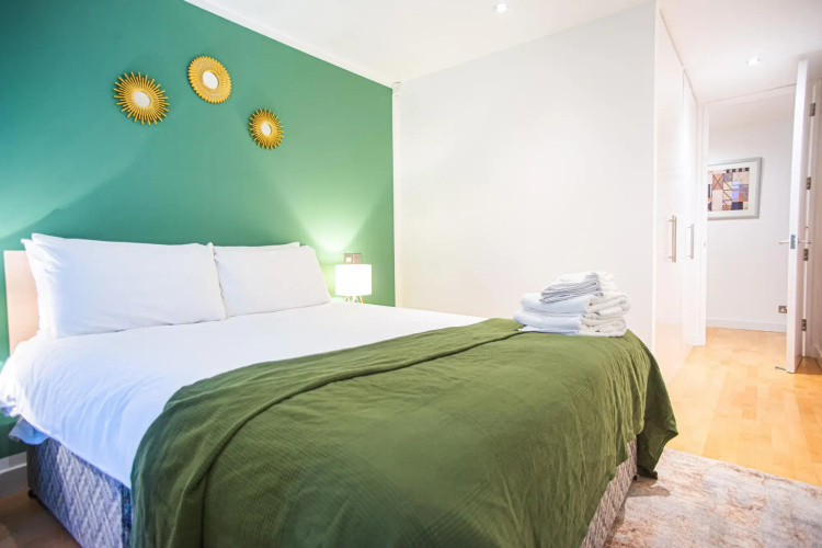 Spacious One Bed Apartment w Balcony in Farringdon