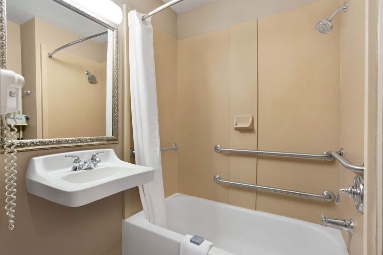 Baymont By Wyndham Greensboro/Coliseum photo 10