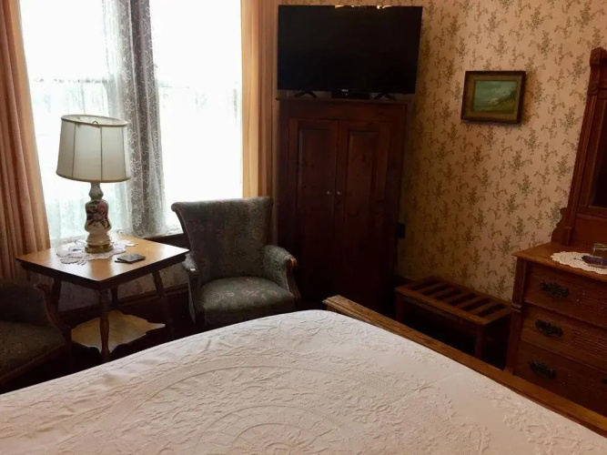 Bread & Roses Inn