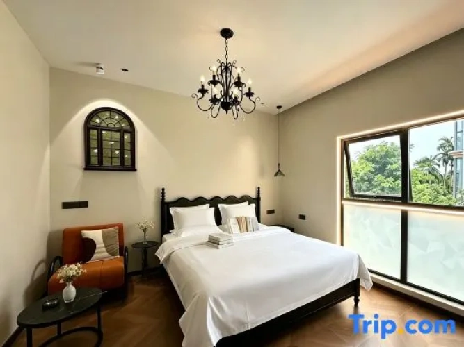 Standard Double room with street view