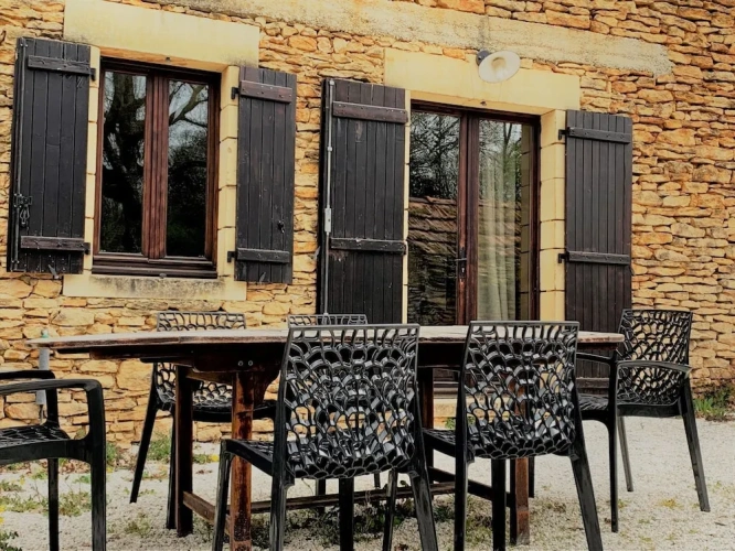 Cottage with courtyard view